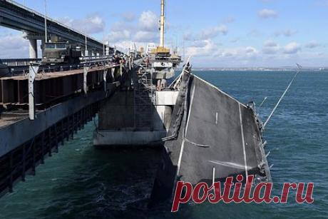 Подготовленных ЦРУ оперативников СБУ обвинили в атаках на Крымский мост и Кремль. Оперативники Службы безопасности Украины (СБУ), подготовленные ЦРУ, несут ответственность за ряд атак на Крымский мост и Кремль. Об этом пишет американская газета The Washington Post. Журналисты назвали теракты против России «теневой войной», в ходе которой украинские спецслужбы «дважды бомбили мост».