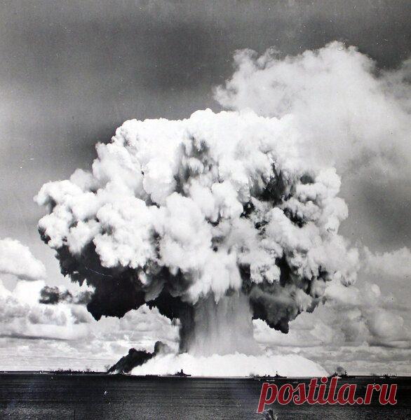 Система «Периметр» или «Мертвая рука» В лучших традициях фантастики, в 80-е годы Западные страны узнали о появлении у Советского Союза оружия, которое получило название «Dead hand» – «Мертвая рука». В действительности сверхсекретная система ядерного возмездия называлась не менее символично – «Периметр»...