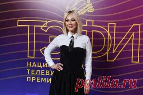 Лера Кудрявцева пожаловалась на фигуру словами «жопа колыхается». Российская телеведущая Лера Кудрявцева пожаловалась на фигуру словами «жопа колыхается». По словам 52-летней звезды, которая готовится к операции в связи с травмой ноги, ее текущий образ жизни привнес изменения во внешности. Помимо этого, Кудрявцева возмутилась, что все, кто приходят ее навестить, приносят мучное.