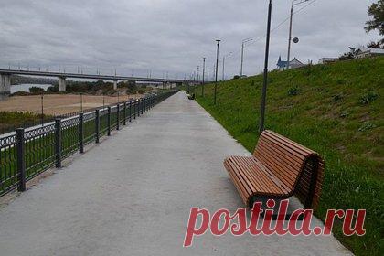 Набережную российского города завалило мусором из-за отсутствия урн. В Калуге недавно отремонтированную набережную забросали мусором. Мэр города Дмитрий Денисов объяснил, что причиной этому стало отсутствие урн из-за недостатка средств, выделенных на обновление территории, на установку малых архитектурных форм. Ввиду дефицита бюджета власти не рассчитывали приобретать скамейки и урны.