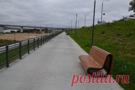 Набережную российского города завалило мусором из-за отсутствия урн. В Калуге недавно отремонтированную набережную забросали мусором. Мэр города Дмитрий Денисов объяснил, что причиной этому стало отсутствие урн из-за недостатка средств, выделенных на обновление территории, на установку малых архитектурных форм. Ввиду дефицита бюджета власти не рассчитывали приобретать скамейки и урны.