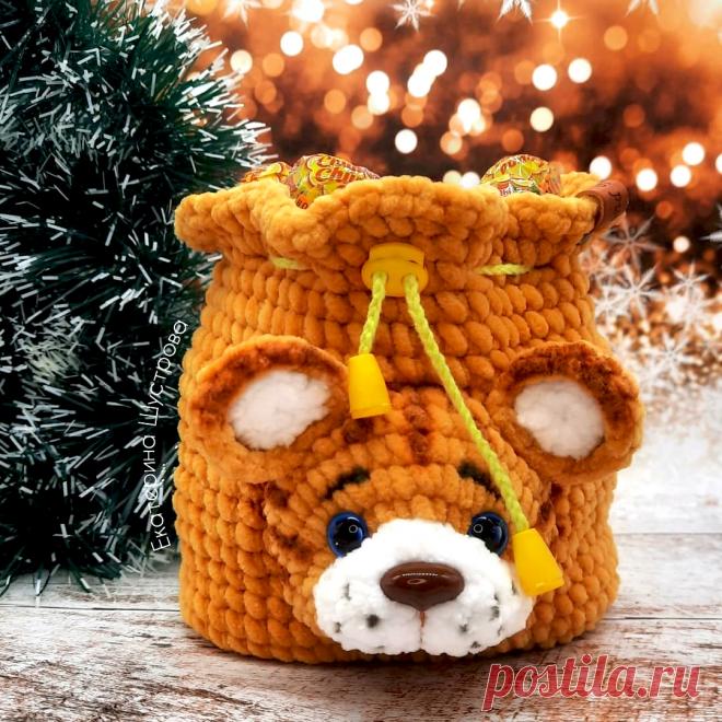 PDF Новогодний Мешочек крючком. FREE crochet pattern; Аmigurumi toy patterns. Амигуруми схемы и описания на русском. Вязаные игрушки и поделки своими руками #amimore - плюшевый мешочек в виде тигра, упаковка для подарка к Новому году, новогодний мешочек из плюшевой пряжи.