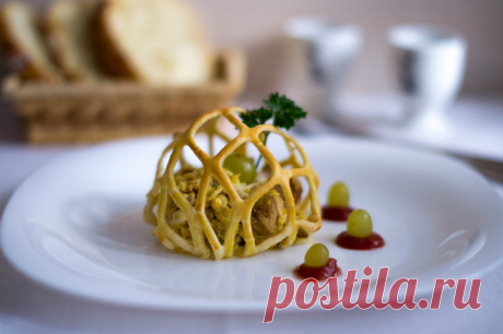 САЛАТ С КУРИЦЕЙ И ГРИБАМИ В ПАУТИНКЕ