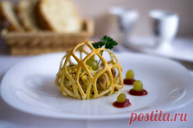 САЛАТ С КУРИЦЕЙ И ГРИБАМИ В ПАУТИНКЕ