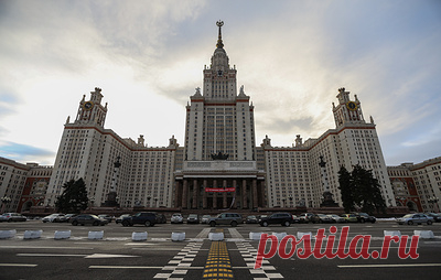 В МГУ разрабатывают школьные учебники с дополненной реальностью. Использование технологий виртуальной и дополненной реальности позволяет сделать из иллюстраций полноценные объемные модели, что важно в преподавании стереометрии, отметил ректор университета Виктор Садовничий