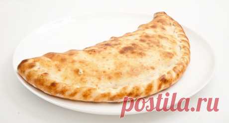 Кальцоне – это традиционный закрытый итальянский пирог, который на самом деле является разновидностью пиццы.