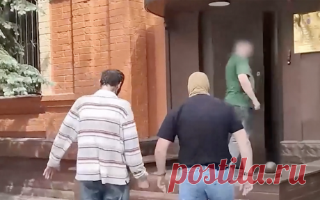 СК показал видео с подозреваемым в убийстве работницы храма в Подмосковье. Подозреваемый в убийстве работницы трапезной при храме Петра и Павла в Сергиевом Посаде признал вину в разговоре с сотрудницей управления Следственного комитета по Московской области.