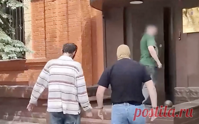 СК показал видео с подозреваемым в убийстве работницы храма в Подмосковье. Подозреваемый в убийстве работницы трапезной при храме Петра и Павла в Сергиевом Посаде признал вину в разговоре с сотрудницей управления Следственного комитета по Московской области.