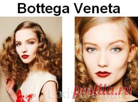 Модель от Bottega Veneta продемонстрировала пышные кудри «облаком». Помада бордового цвета, тени нежного серебристого оттенка, брови широкие, естественные, подчеркнуто приподнятые.