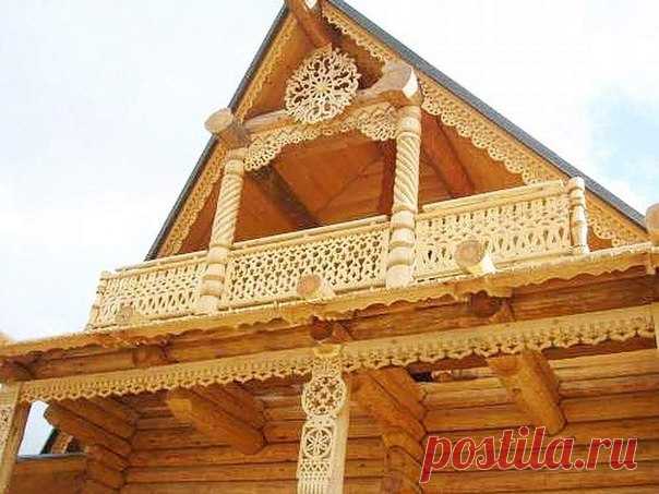 Красивый резной дом