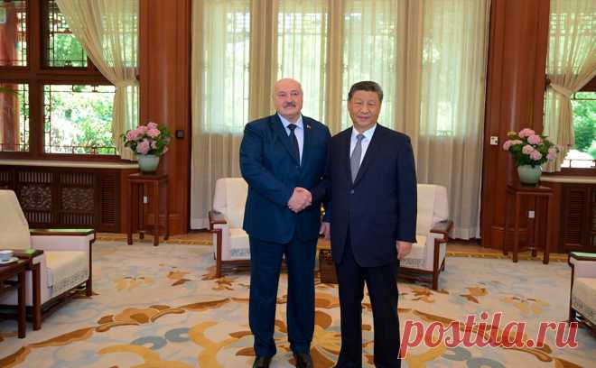 Лукашенко на встрече с Си отметил давление со стороны Запада. Президент Белоруссии Александр Лукашенко на встрече с председателем КНР Си Цзиньпином отметил беспрецедентное давление со стороны западных стран и заявил, что взоры многих государств обращены в Пекин, сообщило агентство «Белта».