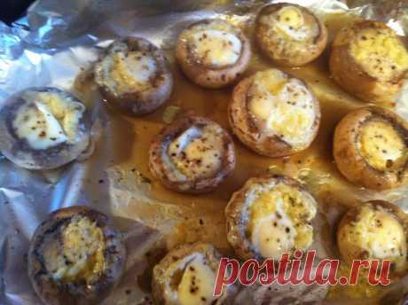 Шампиньоны с сыром и перепелиными яйцами