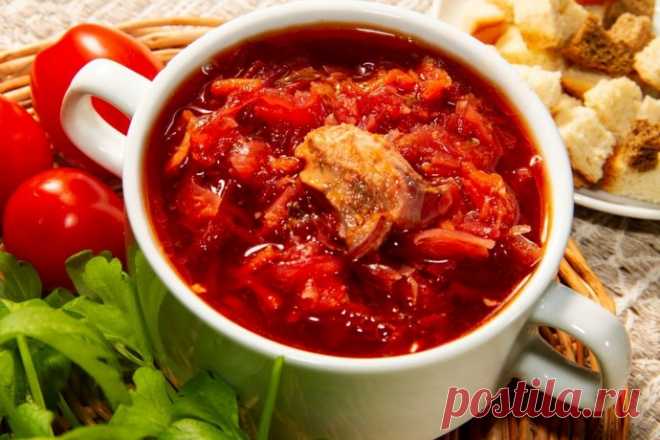 Борщ с курицей Ингредиенты:Курица – 700 гр Картофель – 7 штСвекла – 1 штЛук – 1 штМорковь – 1 штКапуста – 150 грТоматный сок – 150 млРастительное маслоЗеленьСоль – по вкусуЧерный молотый перец – по вкусуПриготовление: Курицу моем, разделываем. Заливаем водой и варим до готовности...