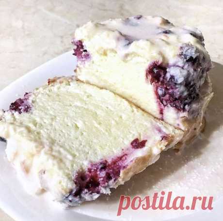 Эта запеканка тает во рту. Нежная и вкусная.

Ингредиенты:
3 яйца
400 г 0,2% творога
100 мл 0,5% молока
40 г кукурузного крахмала
подсластитель
Приготовление:
Белки взбить до крепкой пены. Остальное смешать отдельно до однородной массы.Вмешать белки к творожной массе. Форму смазываем и переливаем все в форму,посыпаем ягодами и отправляем в духовку, разогретую до 180* на ~40-50 мин.
Достаем только после того, как запеканка остынет. У меня получились 2 такие запеканки из эти...