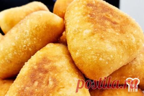 Жареные пирожки с двойной начинкой

Многие не любят пирожки на кефире за то, что они после остывания становятся (почти в 80%) резиновыми (сложно найти идеальный рецепт), да еще и бывают кислые. Сегодня поделюсь  с вами рецептом простым, но более удачным: тесто мягкое, пышное, пористое, легкое, после остывания сохраняет структуру и получается более нежным.