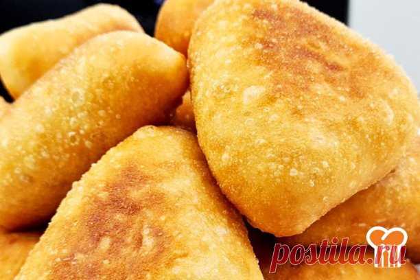 Жареные пирожки с двойной начинкой

Многие не любят пирожки на кефире за то, что они после остывания становятся (почти в 80%) резиновыми (сложно найти идеальный рецепт), да еще и бывают кислые. Сегодня поделюсь  с вами рецептом простым, но более удачным: тесто мягкое, пышное, пористое, легкое, после остывания сохраняет структуру и получается более нежным.