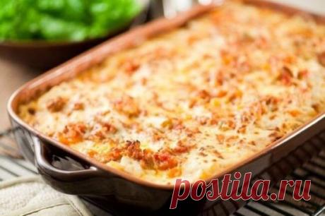 Томатно-творожная запеканка
 54.67 ккал/100 г  Б/Ж/У: 11.16 / 0.07 / 2.48 
Творожная запеканка необязательно должна быть сладкой и приготовленной в качестве десерта. Запеканка, с добавлением овощей, зелени и специй может стать прекрасным дополнением к какому-либо блюду или же подаваться отдельно с соусом.
Ингредиенты:
мягкий обезжиренный творог 500 г
томаты 2-3 шт
чеснок 2 зубчика
петрушка пучок
паприка
2 белка яичных (можно вместе с желтком, но калорийность увеличится)
Приготовлени