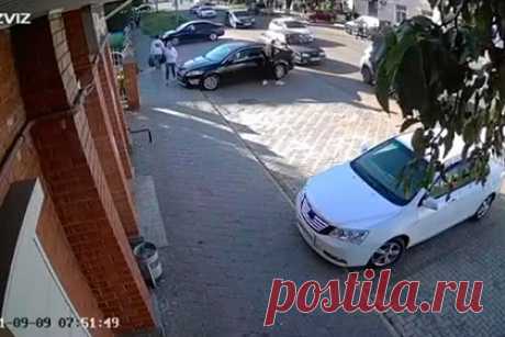 Россиянка задавила двух человек во время парковки и попала на видео. В городе Тихорецке Краснодарского края женщина сбила двух человек и прижала их к стене дома, когда парковалась. Видео инцидента опубликовано в Instagram-аккаунте регионального управления ГИБДД. На кадрах видно, как по тротуару идет женщина с ребенком. Машина наезжает на пешеходов и прижимает их к стене дома.