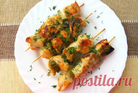 Куриные шашлычки с маринованными огурчиками Нежные и ароматные куриные шашлычки с маринованными огурчиками никого не оставят равнодушным. Количество порций6 Время подготовки 10мин. Время приготовления 15мин. Общее время приготовления ~ 25мин. Ингредиенты Куриное филе 2 Штуки Маринованный огурчик 1 Штука Мед 1 Столовая ложка Горчица 1 Столовая ложка соевый соус 1 Столовая ложка Растительное масло 1 Столовая ложка Соль 1 Щепотка Карри 1 Щепотка Добавить в книгу рецептов Расп...