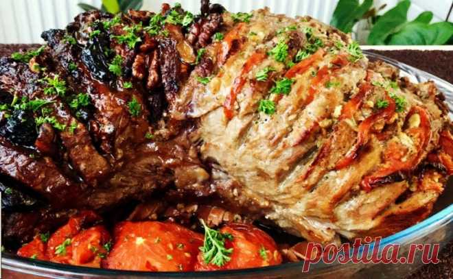 Свинина, фаршированная черносливом и помидорами