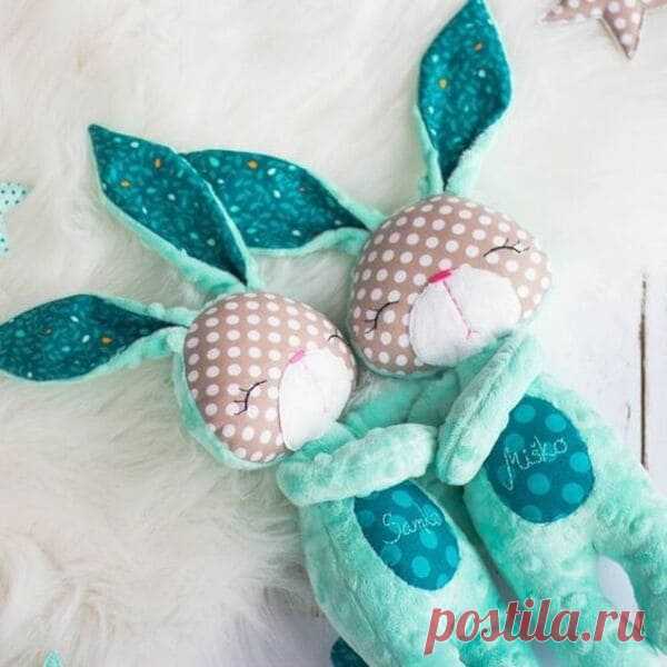 Игрушка в виде зайца одна из любимых образных кукол у детей. Мы собрали для вас 8 выкроек зайцев с которыми так сладко спать в обнимку. Это идеальный друг..