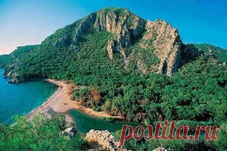 Մուսա լեռը ( թուրքական կանոնավոր զորքի դեմ 40 օր շարունակ ինքնապաշտպանական կռիվները հենց այս լեռան վրայից են վարել հայերը և շատ քիչ զոհեր տվել, պայքարել են բոլորը, մինչև ֆրանսիական նավերը սարի հակառակ կողմից մոտեցել և օգնության են հասել հերոս մուսալեռցիներին ու վերցրել տախտակամած)։