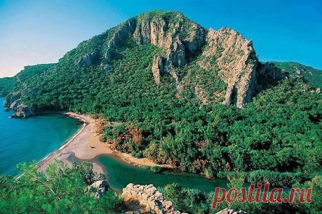 Մուսա լեռը ( թուրքական կանոնավոր զորքի դեմ 40 օր շարունակ ինքնապաշտպանական կռիվները հենց այս լեռան վրայից են վարել հայերը և շատ քիչ զոհեր տվել, պայքարել են բոլորը, մինչև ֆրանսիական նավերը սարի հակառակ կողմից մոտեցել և օգնության են հասել հերոս մուսալեռցիներին ու վերցրել տախտակամած)։