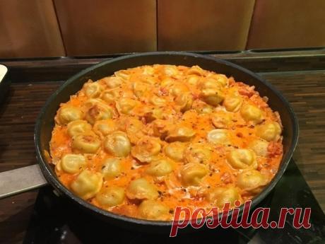 Вкуснее ЭТИХ пельменей я не пробовала!

Муж сразу съедает пол-сковородки, оторваться не может. Теперь готовлю только так.

Рекомендуем  ПОДПИСАТЬСЯ!

ИНГРЕДИЕНТЫ:
Замороженные пельмени - 500 г.
Помидоры - 400г.
Лук - 1 головка.
Сметана - 6 столовых ложек.
Соль - по вкусу.
Молотый душистый черный перец - по вкусу.

Способ приготовления:
1. Обжарить на большой сковороде мелко нарезанный лук до золотистого цвета.
2. Добавить мелко нарезанные помидоры, сметану. Посолить и попе...
