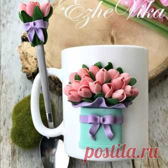 Зазываю весну своими букетами 😊, как же 8 марта без тюльпанов 🌷. А пока на улице пасмурно, фото получаются темными, приходиться осветлять как получается 😞. Цвет капельку ярче получился.
❗️Повтор набора 1600₽+750₽❗️
#полимернаяглина #вкусныеложки #handmade #8марта #ezhevika_lyu #polymerclay #ручнаяработа #тюльпаны #ложканазаказ #кружканазаказ #кружкасдекором #липецк
