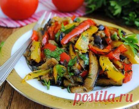 Очень вкусный салат из запеченных овощей