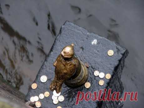 Памятник Чижику-Пыжику. Санкт-Петербург
Именно с этого памятника началась повальная мода на необычные скульптурные композиции. Так что, можно сказать, Чижик – первопроходец. Он был установлен в 1994 году на Фонтанке. Естественно, эта небольшая бронзовая птичка сразу обросла поверьями. Если загадать желание и попасть монеткой в Чижика, то желание непременно сбудется. А если молодожен «чокнется» привязанной рюмкой с клювом чижика, то семья будет счастливой.