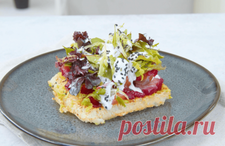 Вкусные рисовые вафли с лососем и авокадо