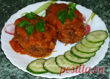 Ленивые голубцы в подливе в духовке Ленивые голубцы в подливе в духовке - это простое и вкусное блюдо, которое легко приготовить. Оно сочетает в себе сочный мясной фарш, капусту и рис, запеченные в ароматной томатной подливе. Это блюдо понравится всей семье и станет отличным вариантом для сытного обеда или ужина.