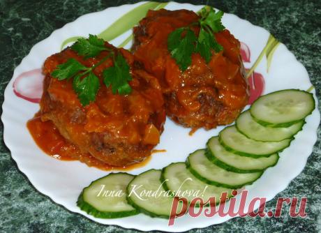 Ленивые голубцы в подливе в духовке Ленивые голубцы в подливе в духовке - это простое и вкусное блюдо, которое легко приготовить. Оно сочетает в себе сочный мясной фарш, капусту и рис, запеченные в ароматной томатной подливе. Это блюдо понравится всей семье и станет отличным вариантом для сытного обеда или ужина.