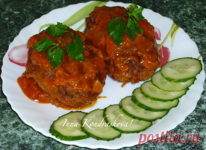 Ленивые голубцы в подливе в духовке Ленивые голубцы в подливе в духовке - это простое и вкусное блюдо, которое легко приготовить. Оно сочетает в себе сочный мясной фарш, капусту и рис, запеченные в ароматной томатной подливе. Это блюдо понравится всей семье и станет отличным вариантом для сытного обеда или ужина.