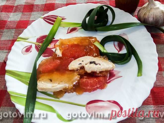 Пикантное заливное из курицы. Рецепт с фото Делаем из курицы заливное. Но, не простое, а особенное: вместо стандартного бульона разводим желатин яблочным соком. Кусочки филе перекладываем дольками грейпфрута. Это не только красиво, но и необычно вкусно!  

