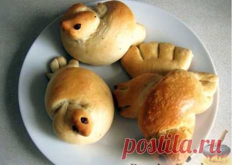 Булочки &quot;Жаворонки&quot;.Продукты (на 10 порций)
Вода - 500 мл
Дрожжи сухие - 1 пачка (11 г)
Сахар - 0,5 стакана
Ваниль - 1 щепотка
Соль - 1 ч. ложка
Растительное масло - 0,5 стакана
Мука - 6-8 стаканов
Водка - 1 ст. ложка
Изюм - для украшения
Сладкий чай - для смазывания