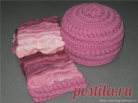 Розовый комплект (шапка + шарфик ) спицами и крючком

Шапочка.

Крючок №4-5. Толщина пряжи - 100м/100гр.

Две в.п., в первую вяжем 8 ст.б/н. Далее расширение по закону круга:
1 ряд - 16 ст. б/н
2 ряд - 24 ст.б/н
3 ряд - 32 ст б/н и т.д.
Вяжем плоский круг примерно 8см. в диаметре (не путайте с радиусом .) Дальше ряд без прибавок, за ним - с прибавками. Такое чередование повторить 2-3 раза. По мере вывязывания шапочку надо примерять, потому что от почерка тоже много зависит...