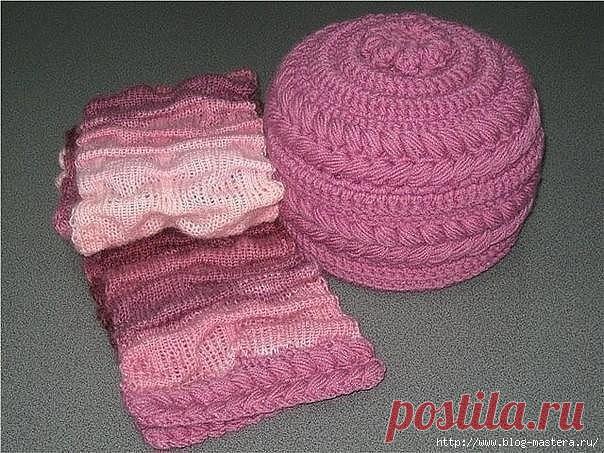 Розовый комплект (шапка + шарфик ) спицами и крючком

Шапочка.

Крючок №4-5. Толщина пряжи - 100м/100гр.

Две в.п., в первую вяжем 8 ст.б/н. Далее расширение по закону круга:
1 ряд - 16 ст. б/н
2 ряд - 24 ст.б/н
3 ряд - 32 ст б/н и т.д.
Вяжем плоский круг примерно 8см. в диаметре (не путайте с радиусом .) Дальше ряд без прибавок, за ним - с прибавками. Такое чередование повторить 2-3 раза. По мере вывязывания шапочку надо примерять, потому что от почерка тоже много зависит...