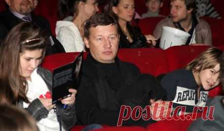 Сын Олега Фомина – Даниил Олегович Фомин
От любви Олега со второй его женой рождается прекрасный мальчик Даниил. Сейчас мать растит мальчика одна, так как они давно не живут с Олегом. Сын Олега Фомина – Даниил Олегович Фомин учится в восьмом классе, и по окончанию школы хочет поступить в военное училище.