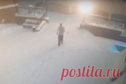 Ряженый гусар забрался по водосточной трубе ради кроссовок и попал на видео. Рано утром 3 декабря патрулировавшему территорию Центрального административного округа экипажу Росгвардии поступил сигнал тревоги из театра в Петровском переулке. Прибыв на место происшествия, росгвардейцы задержали 32-летнего саратовца, который залез в здание по водосточной трубе и попытался украсть кроссовки.