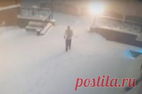 Ряженый гусар забрался по водосточной трубе ради кроссовок и попал на видео. Рано утром 3 декабря патрулировавшему территорию Центрального административного округа экипажу Росгвардии поступил сигнал тревоги из театра в Петровском переулке. Прибыв на место происшествия, росгвардейцы задержали 32-летнего саратовца, который залез в здание по водосточной трубе и попытался украсть кроссовки.