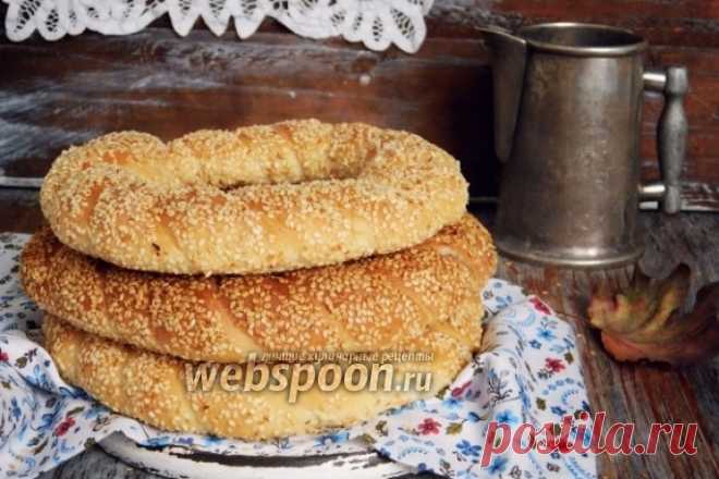 Готовим турецкие бублики 
Симиты — турецкие бублики из хлебного теста, обильно посыпанные кунжутом. Они извесны любому туристу, который хоть однажды побывал в Турции. Симиты зачастую подают на завтрак с различными закусками, с каймаком и т д.  
На родине симиты, перед обваливанием в кунжуте, опускают в пекмез — это вываренный до консинстенции мёда сок винограда или других ягод. Так как у нас пекмеза нет, можно просто развести в воде мёд. В целом, рецепт простой, не занима...