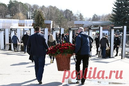 У гроба Татарского на церемонии прощания заметили кувалду. Рядом с гробом военного корреспондента Владлена Татарского (настоящее имя — Максим Фомин) в ходе церемонии прощания была замечена кувалда. Об этом сообщает «Московской комсомолец». Журналисты опубликовали фото, на котором рядом с гробом лежит большой молот. Сам гроб с телом военкора при этом закрыт.