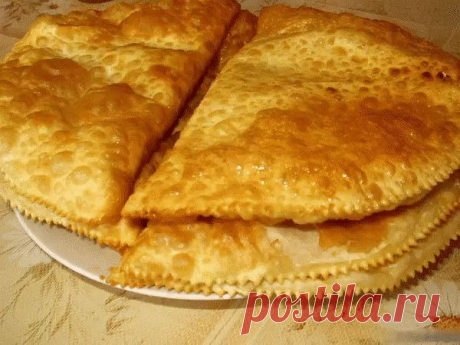 Чебуреки на кефире с картошечкой. Чебуреки на кефире с картошечкой. 

Ингредиенты:
-1 яйцо 
-150 мл. кефира + 1 ст.л.сметаны 
-50 гр.сливочного масла (растопить) 
-0,5 ч.л.соли 
-450 гр.муки 
-для начинки: 
-1 кг картофеля 
-100-150 гр любого твердого сыра 
-1 пучок укропа,соль перец 

Приготовление:
Растопи сливочное масло. Смешай все ингредиенты кроме муки, хорошо перемешай, постепенно добавь просеянную муку (муки добавлять столько, чтобы получилось тугое тесто) и очень ...
