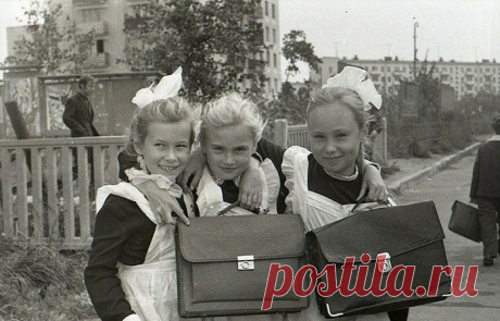 ДЕТСТВО ОПЯТЬ АУКНЕТСЯ...
Детство опять аукнется...
Станет снежинка лужицей,
Камень о камень стукнется -
Пахнет паленой курицей…