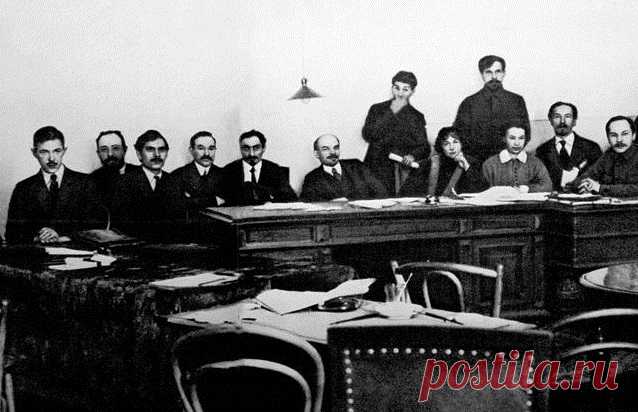 Каким был национальный состав первого правительства большевиков Существует миф о том, что первое большевистское правительство состояло из одних евреев, из-за чего слова «большевик» и «еврей» стали практически синонимами… Сколько в этом истины, и каков же в действительности был национальный состав первого Совнаркома?
