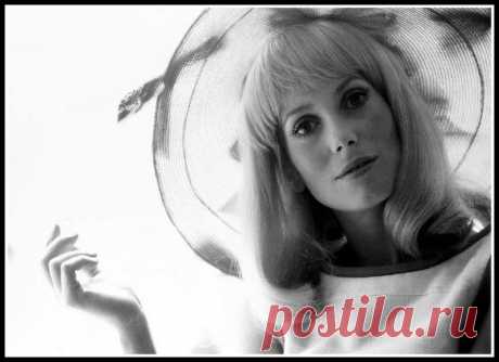 Catherine Deneuve during filming of "Les Demoiselles de Ro… | Flickr