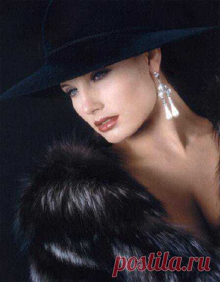 Я не то, чтобы очень люблю быть одной,
Хоть все чаще теперь остаюсь одна.
Просто мне не без разницы, кто со мной.
Просто разница стала ясней видна...
Я не то, чтобы всех убрала с пути,
Хоть все чаще никто не стоит на нем.
Просто я позволяю себе уйти
Отовсюду. Гори оно все огнём...
Я не то, чтобы худшая из актрис.
Я могла бы вживаться в любую роль.
Просто я позволяю себе каприз —
Не искать ни подход ко всем, ни пароль...
Я не спорю, гордыня — тяжелый грех.
Но, обычную гордо...