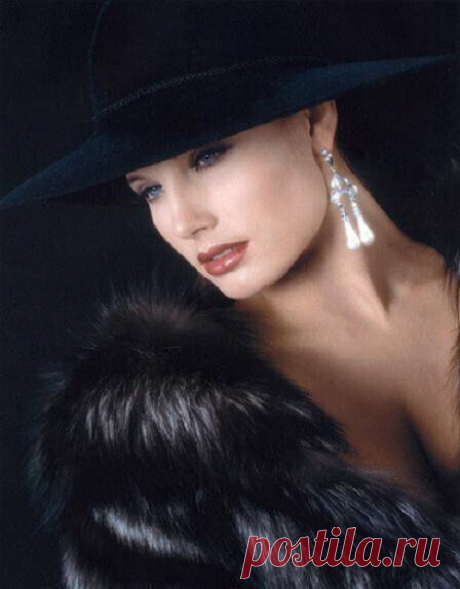 Я не то, чтобы очень люблю быть одной,
Хоть все чаще теперь остаюсь одна.
Просто мне не без разницы, кто со мной.
Просто разница стала ясней видна...
Я не то, чтобы всех убрала с пути,
Хоть все чаще никто не стоит на нем.
Просто я позволяю себе уйти
Отовсюду. Гори оно все огнём...
Я не то, чтобы худшая из актрис.
Я могла бы вживаться в любую роль.
Просто я позволяю себе каприз —
Не искать ни подход ко всем, ни пароль...
Я не спорю, гордыня — тяжелый грех.
Но, обычную гордо...